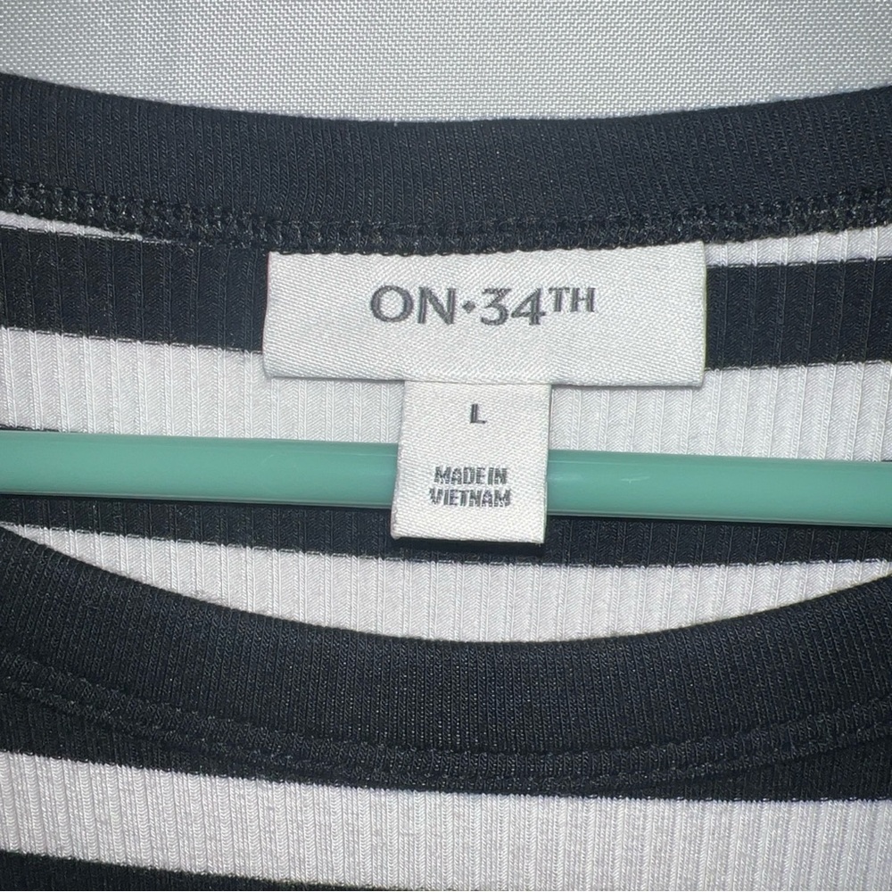 On 34th Striped Top Black & White Women's Size Large Short sleeve Stretch. - Picture 3 of 6